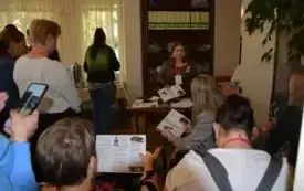 Bibliotekarze słuchający Magdaleny Kubackiej opowiadającej o queście