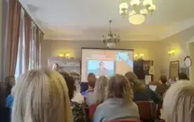 Publiczność słuchająca prelekcji Jacka Kr&oacute;likowskiego