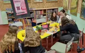 Klubowiczki podzielone na dwie grupy pracują nad argumentami do debaty.