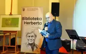 laureat czyta fraszki