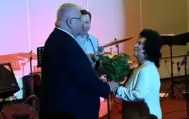 wręczenie kwiat&oacute;w Jadwidze Gross