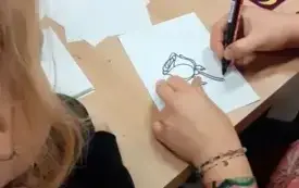 ilustratorka w trakcie tworzenia rysunku