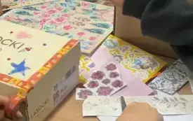 dzieci tworzą pudełka na skarby