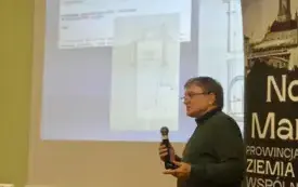 W centralnym punkcie wyświetlony slajd, z prawej strony Robert M. Jurga w trakcie wykładu
