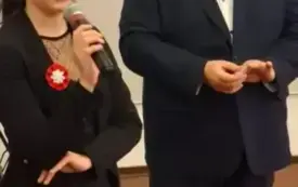 Lena Juszkiewicz przemawia do mikrofonu obok niej Sławomir Szenwald, dyrektor WiMBP