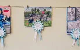 Trzy prace plastyczne z miejscami I-III w kategorii 7-8 klasa.