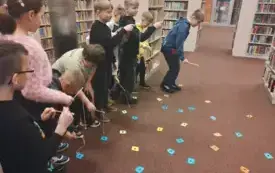 Dzieci łapią książki na wędki.