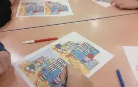 Uczniowie zaznaczają 10 r&oacute;żnic na obrazkach.