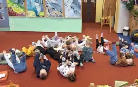 Dzieci naśladują niedźwiadki leżąc na plecach i fikając &bdquo;łapkami&rdquo;.