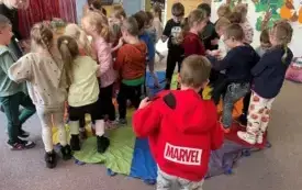 Zabawa z chustą animacyjną.