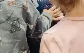 Maluszki kręcą kołem w książce. 