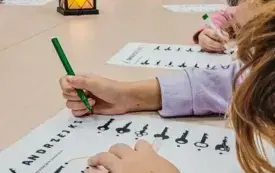 Przedszkolaki łączą klucze w pary.