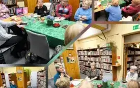kolaż czterech zdjęć: klubowiczki przy stole wewnątrz biblioteki