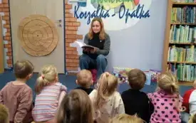 Kobieta czyta dzieciom bajkę