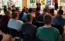 Otwarcie wystawy pt. "Poznajcie Nas". Na zdjęciu widoczne poszczeg&oacute;lne osoby, w tle prace.