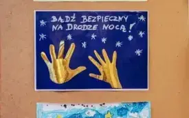 Trzy pracy z wystawy, jedna z kt&oacute;rych ma napis &bdquo;Bądź bezpieczny na drodze nocą&rdquo;. 