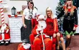 Bibliotekarki ze Świętym Mikołajem w Oddziale Dziecięcym.