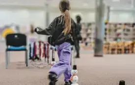Dzieci pokonują slalom z bałwankami. 