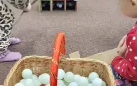 Dziewczynki grają w mini golfa.