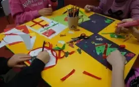 uczniowie wykonują kartki świąteczne