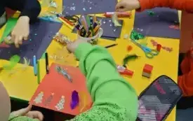 uczniowie wykonują kartki świąteczne