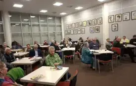 Publiczność podczas promocji "Pegaza Lubuskiego" 4/103. Ok. 45 os&oacute;b siedzi przy stolikach w dużej sali.