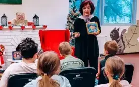 Hanna Kaup gestykuluje trzymając &bdquo;Rozmowiastki 2&rdquo;