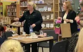 wręczanie kwiat&oacute;w i upominku