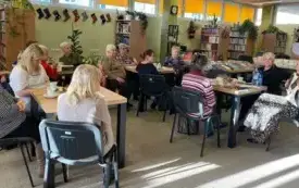 moderator spotkania prezentuje dwie książki autorki
