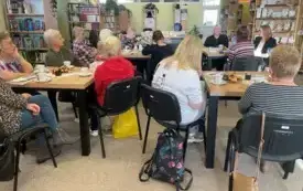 zgromadzone gremium wraz z autorką