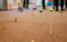 Bombki ułożone na papierowych tubach.