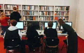 Uczniowie wyszukują książki w katalogu bibliotecznym.