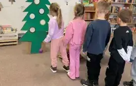 Przedszkolaki w zabawie &bdquo;ubierz choinkę&rdquo;.