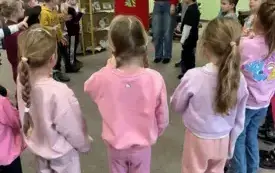 Uczestnicy zajęć w zabawie muzyczno- ruchowej z cyklu &bdquo;flanelowe opowieści&rdquo;.