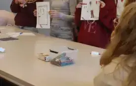 Uczennice prezentują własną legendę i ilustracje, kt&oacute;re do niej stworzyły. Na rysunkach są drzwi z numerem 13 oraz bohater legendy.