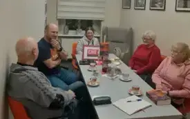 rozmowa uczestnik&oacute;w spotkania, na temat omawianej książki