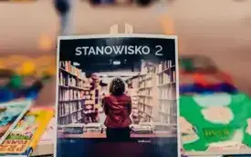 Dzieci wykonują zadanie ruchowe, dostarczając książki czytelnikom.  