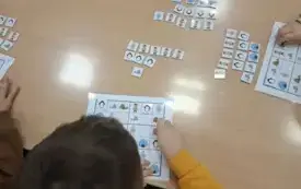 Dzieci układają zimowe sudoku przy stoliku.