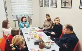uczestnicy spotkania siedziący przy stole i słuchający prelekcji na temat zdrowego stylu życia