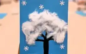Praca plastyczna przedstawiająca zimowe drzewko.