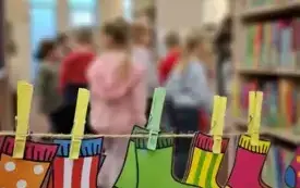 Kolorowe skarpetki zawieszone na sznurku.