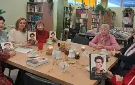 dyskutantki siedzą przy stole, cytują wybrane fragmenty tekstu książki