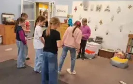 Zabawa ruchowa &ndash; Skoki po kamieniach.
