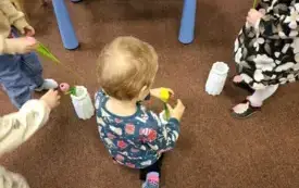 Dzieci przygotowują bukiety z tulipan&oacute;w dla swoich dziadk&oacute;w.