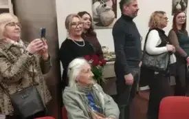 Zgromadzeni uczestnicy wystawy pt. "Rzemiosło gliny na przestrzeni wiek&oacute;w w Gminie Witnica".