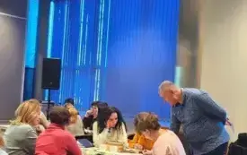 Instruktor wyjaśnia bibliotekarkom poprawność wypełniania formularza K-03.