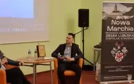 Marceli Tureczek podczas prezentacji książki. Obok przy stoliku siedzi moderator, Grzegorz Urbanek