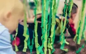 Dzieci przechodzą przez tor przeszk&oacute;d prowadzący do wodopoju.