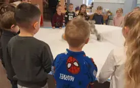 Zabawa ruchowa z chustą animacyjną &ndash; Rzut śnieżną kulą.