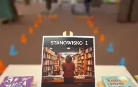Na sztaludze znajduje się plakat z napisem ,,Stanowisko 1. Realizacja zam&oacute;wień&rsquo;&rsquo;